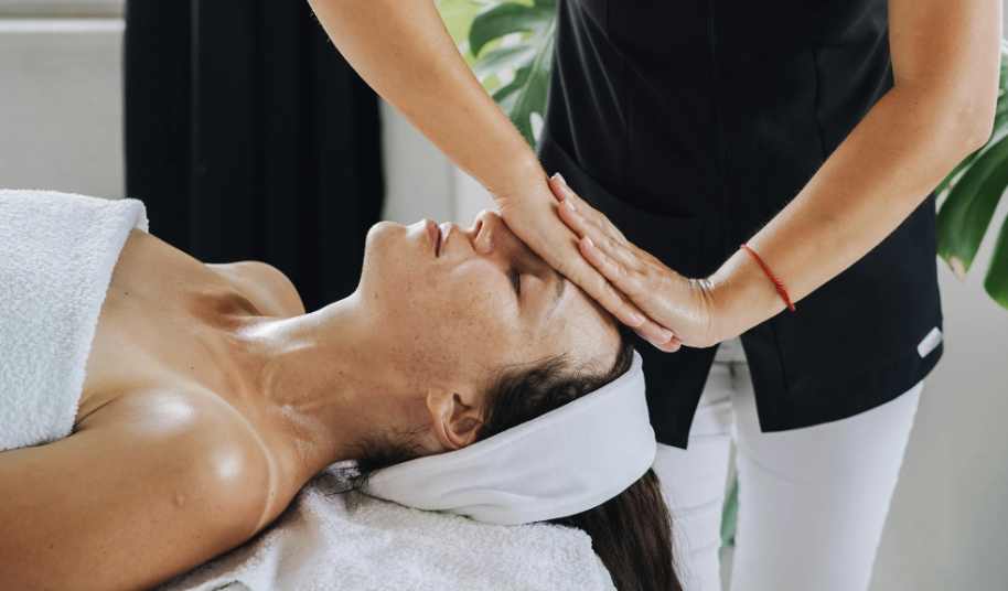 Masaż Kobido krok po kroku w klinice fizjoterapii - terapeuta wykonujący techniki na twarzy pacjenta, podkreślające relaks i odmłodzenie